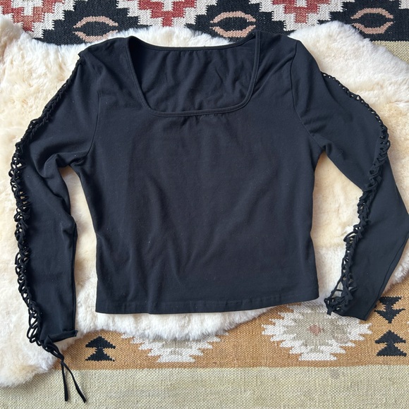 Women’s Large Black Long Sleeve Layering Crop with Handwoven Design Down Arms - Picture 9 of 11